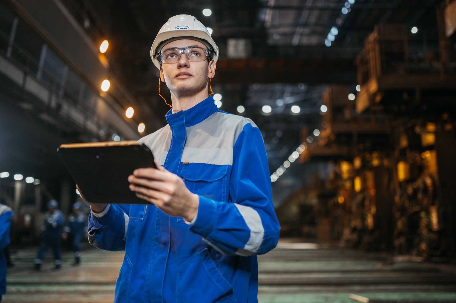 Ingénieur sur un site industriel